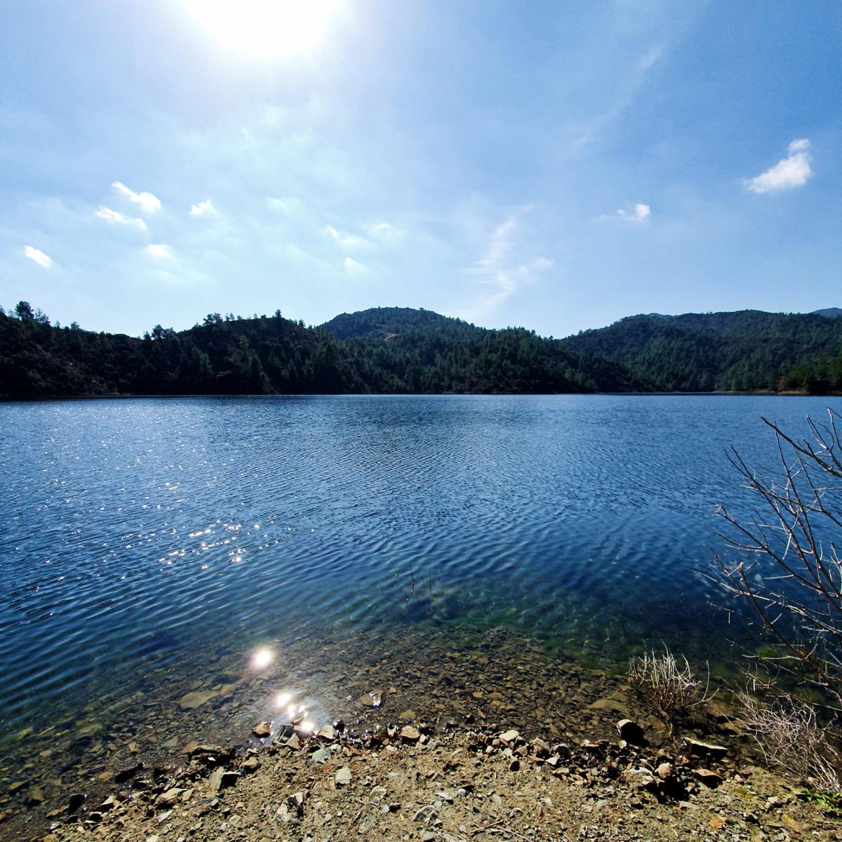 Bergsee im Troodos-Gebirge mit klarem Wasser
