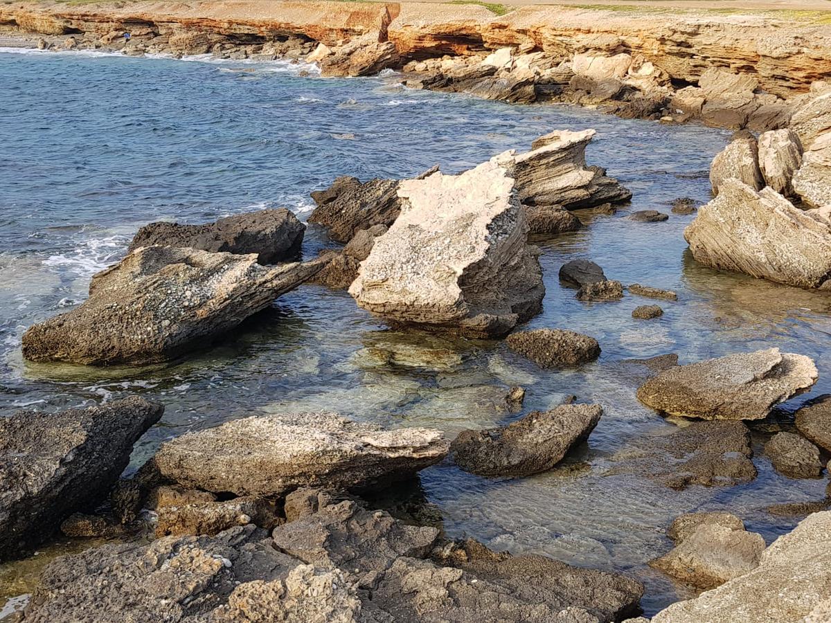 Felsküste auf Zypern mit Mittelmeerblick