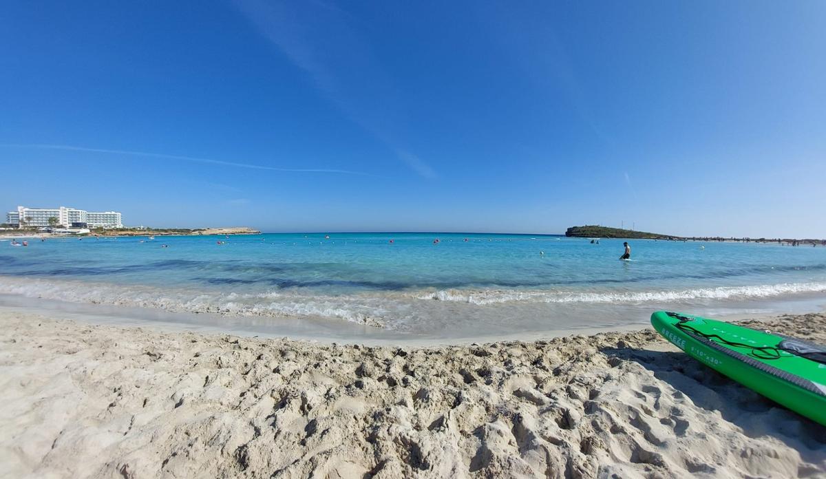 Türkisfarbener Traumstrand auf Zypern