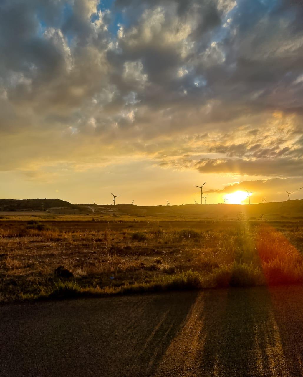 Sonnenuntergang mit Windrädern auf Zypern